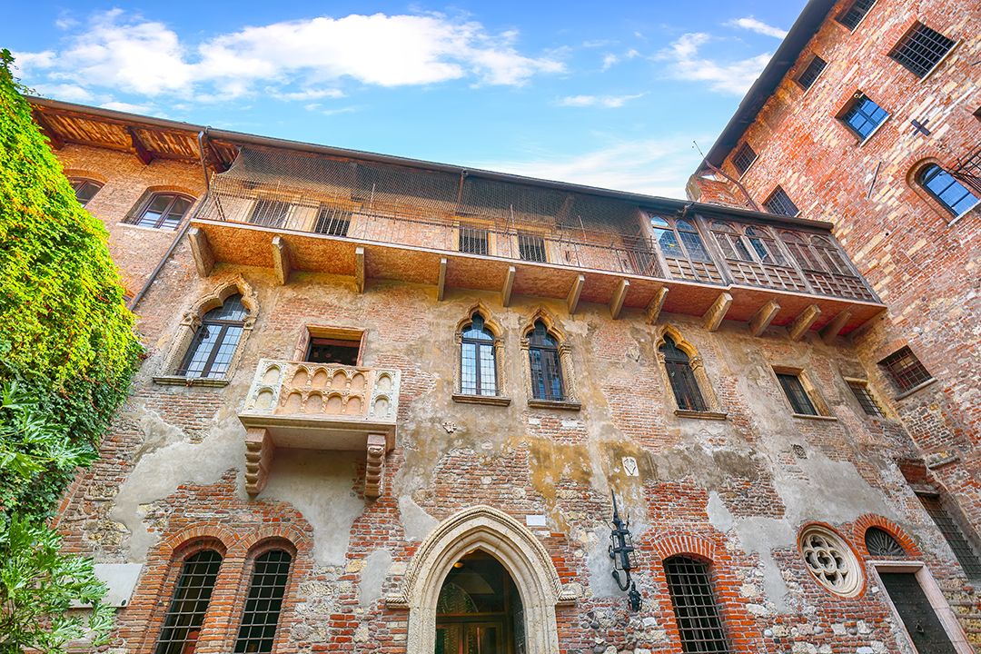 05_Popotniski_nasveti_za_Verono_-_Guide_to_a_Romantic_Verona_-_ENVATO.jpg