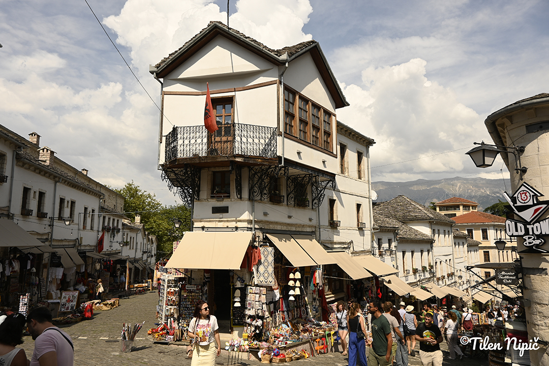 Mestni utrip na albanski tržnici razkriva vsakdanje življenje domačinov.
